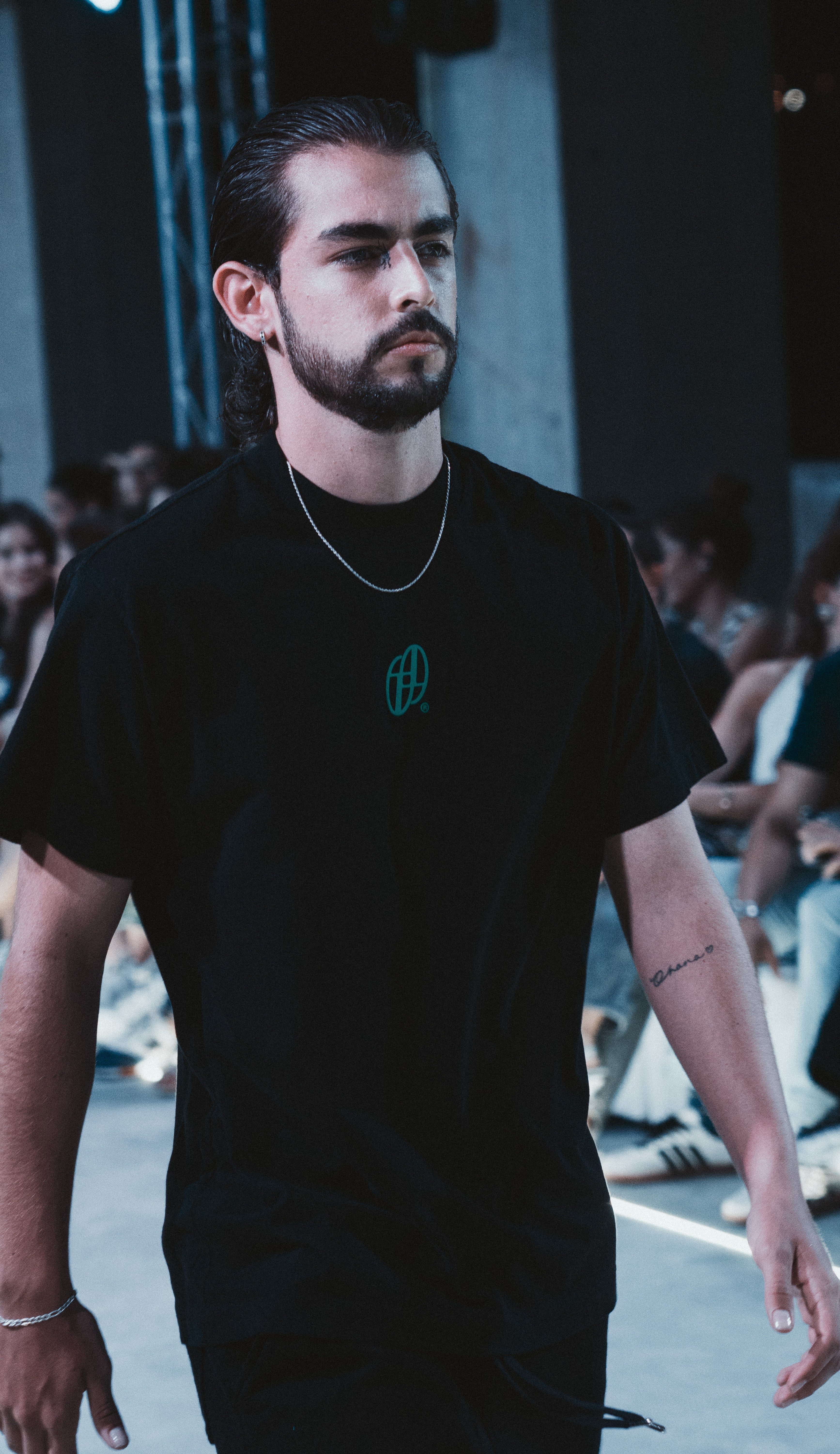 TAG BASIC BLACK TSHIRT